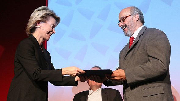 Mustafa Bayram bekommt das Bundesverdienstkreuz von MP von der Leyen im Jahr 2013 überreicht.