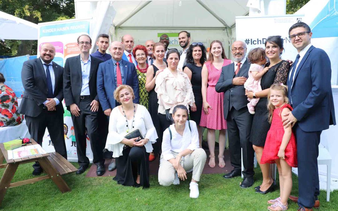 Coach e.V.-Gruppe aus Vorstandsmitgliedern, Eltern, Jugendlichen und Mitarbeitenden beim Sommerfest des Bundespäsidenten in Berlin