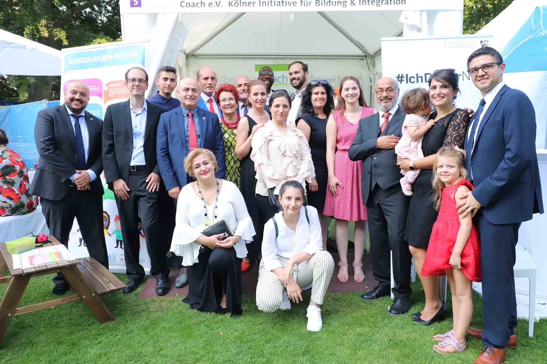 Coach e.V.-Gruppe aus Vorstandsmitgliedern, Eltern, Jugendlichen und Mitarbeitenden beim Sommerfest des Bundespäsidenten in Berlin
